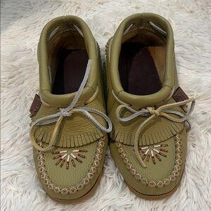 Laurentian Chief tan Moccasins, women’s size 7